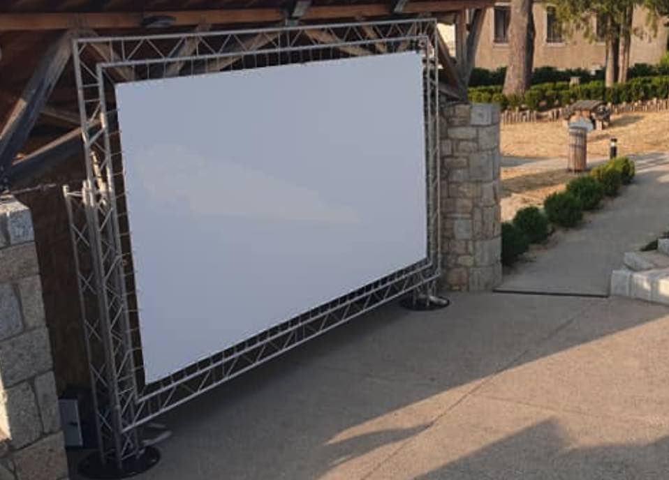 Ecran blanc 5,60 m x 3,10m avec oeillets Image